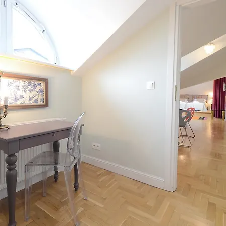 Crystal Chez Helena מלון דירות קרקוב